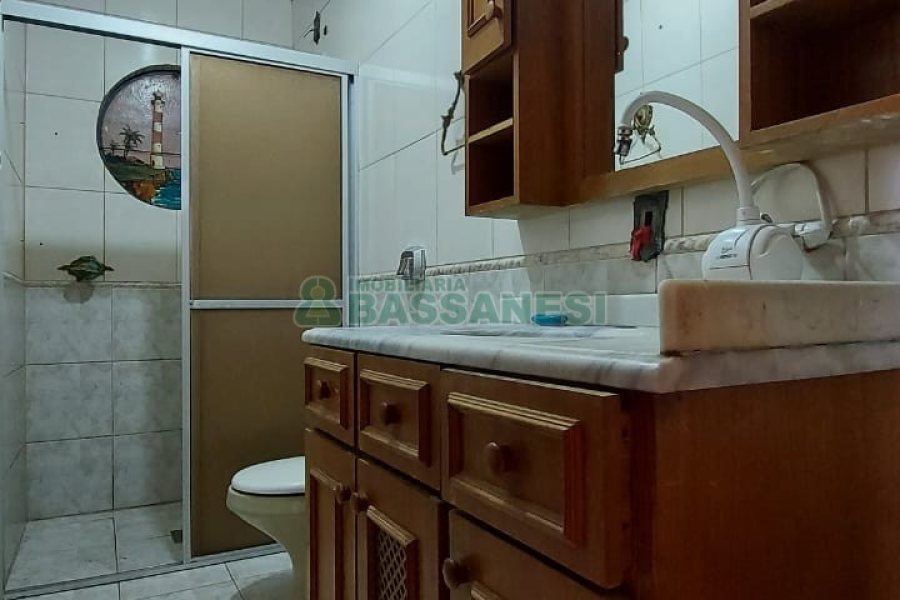 Casa com 219m², 6 dormitórios, 4 vagas, no bairro Panazzolo em Caxias do Sul para Comprar