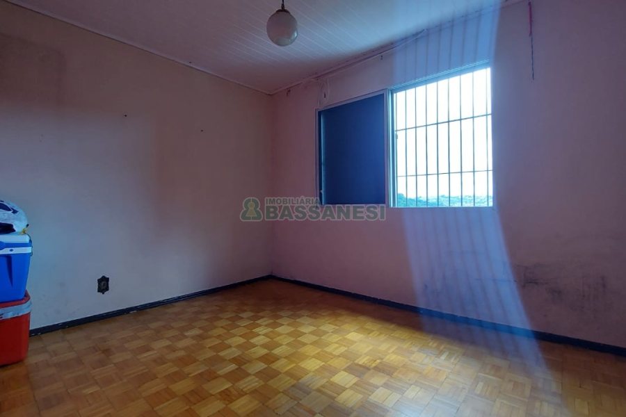 Casa com 219m², 6 dormitórios, 4 vagas, no bairro Panazzolo em Caxias do Sul para Comprar