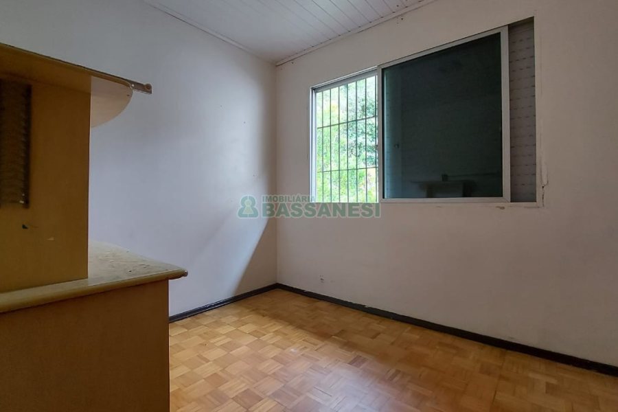 Casa com 219m², 6 dormitórios, 4 vagas, no bairro Panazzolo em Caxias do Sul para Comprar