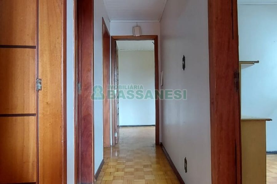 Casa com 219m², 6 dormitórios, 4 vagas, no bairro Panazzolo em Caxias do Sul para Comprar