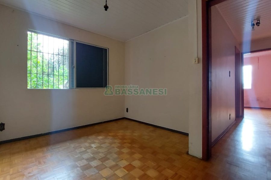 Casa com 219m², 6 dormitórios, 4 vagas, no bairro Panazzolo em Caxias do Sul para Comprar