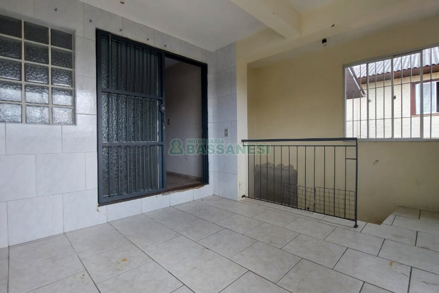 Casa com 219m², 6 dormitórios, 4 vagas, no bairro Panazzolo em Caxias do Sul para Comprar