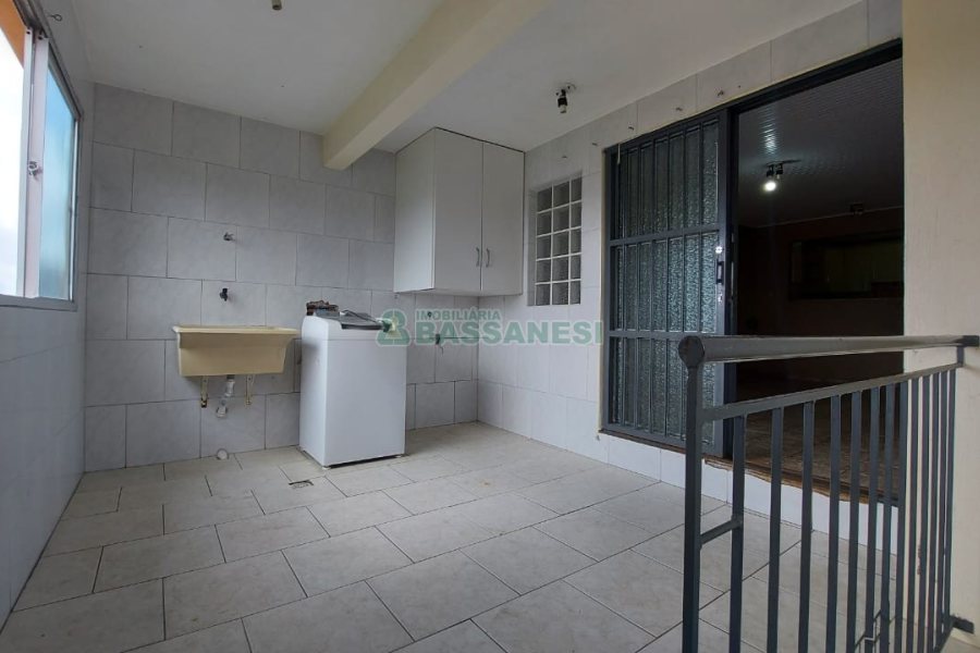 Casa com 219m², 6 dormitórios, 4 vagas, no bairro Panazzolo em Caxias do Sul para Comprar