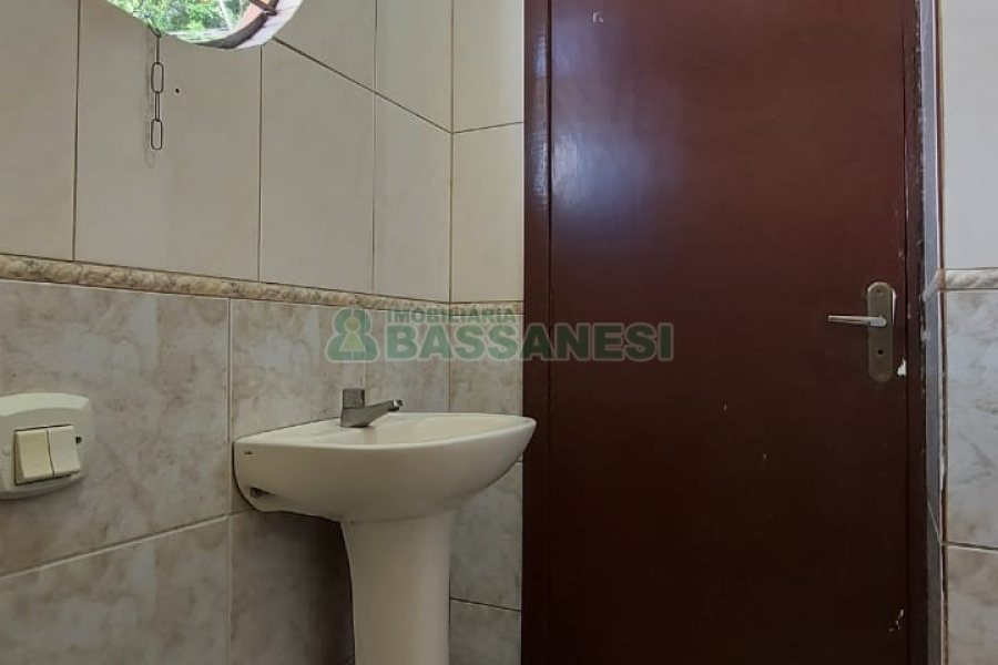 Casa com 219m², 6 dormitórios, 4 vagas, no bairro Panazzolo em Caxias do Sul para Comprar