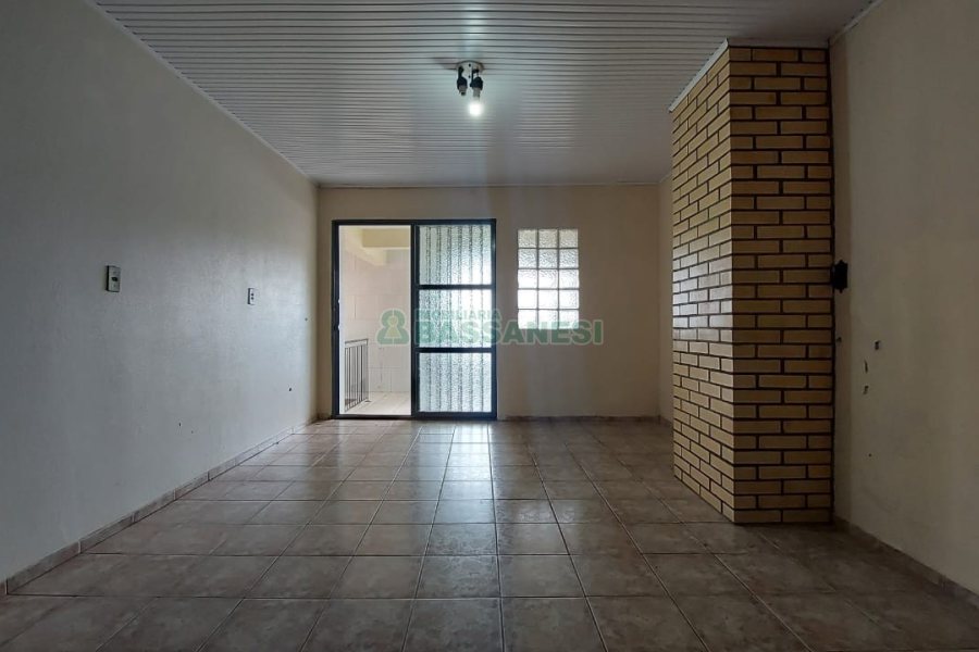 Casa com 219m², 6 dormitórios, 4 vagas, no bairro Panazzolo em Caxias do Sul para Comprar