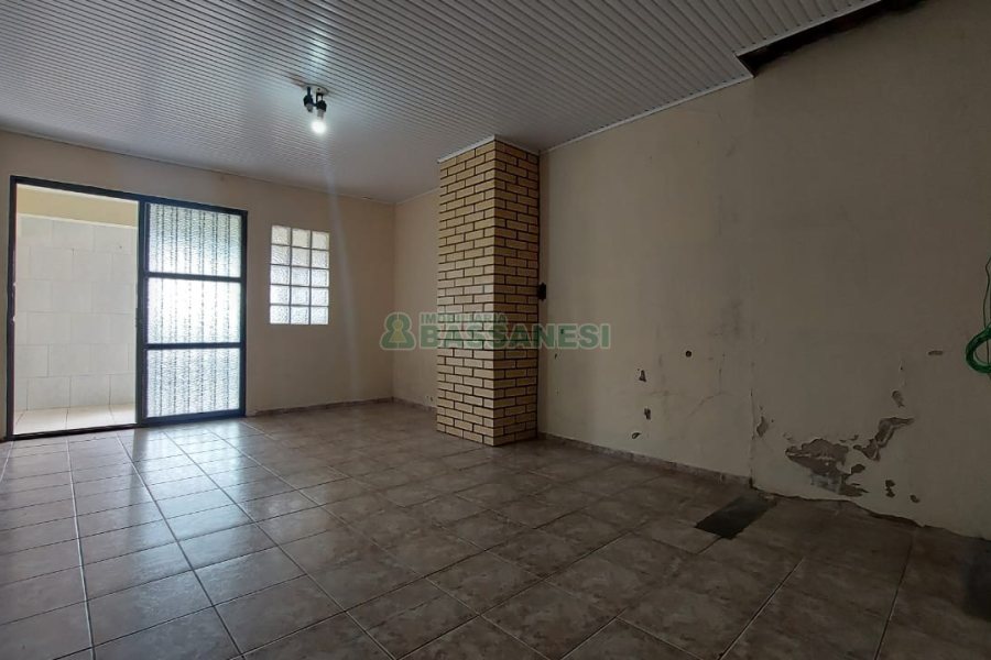 Casa com 219m², 6 dormitórios, 4 vagas, no bairro Panazzolo em Caxias do Sul para Comprar
