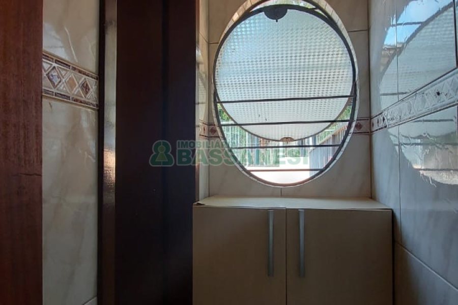 Casa com 219m², 6 dormitórios, 4 vagas, no bairro Panazzolo em Caxias do Sul para Comprar