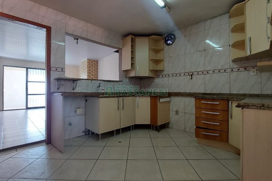Casa com 219m², 6 dormitórios, 4 vagas, no bairro Panazzolo em Caxias do Sul para Comprar