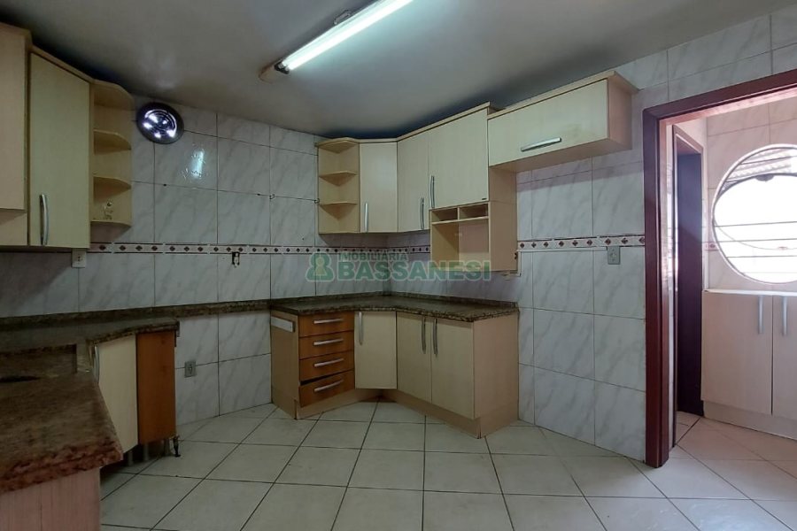 Casa com 219m², 6 dormitórios, 4 vagas, no bairro Panazzolo em Caxias do Sul para Comprar