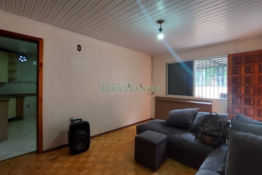 Casa com 219m², 6 dormitórios, 4 vagas, no bairro Panazzolo em Caxias do Sul para Comprar
