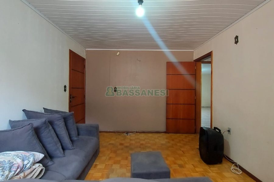 Casa com 219m², 6 dormitórios, 4 vagas, no bairro Panazzolo em Caxias do Sul para Comprar