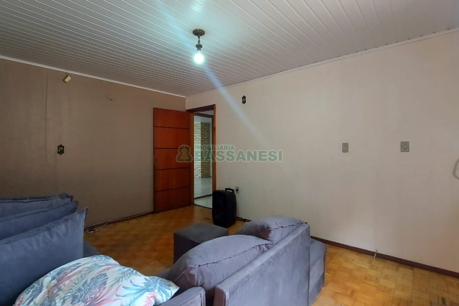 Casa com 219m², 6 dormitórios, 4 vagas, no bairro Panazzolo em Caxias do Sul para Comprar