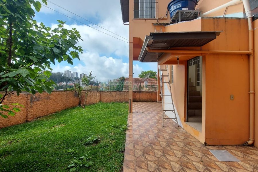 Casa com 219m², 6 dormitórios, 4 vagas, no bairro Panazzolo em Caxias do Sul para Comprar