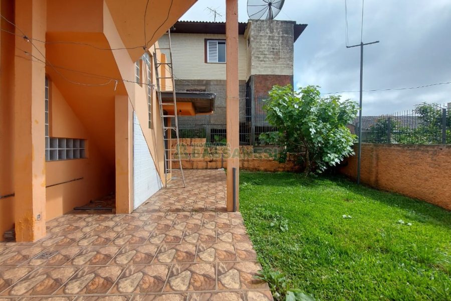 Casa com 219m², 6 dormitórios, 4 vagas, no bairro Panazzolo em Caxias do Sul para Comprar
