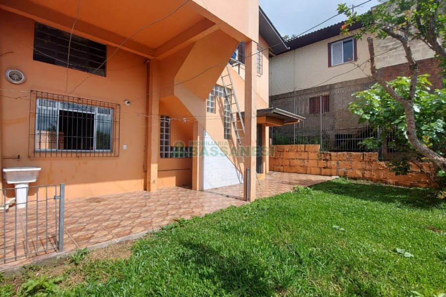 Casa com 219m², 6 dormitórios, 4 vagas, no bairro Panazzolo em Caxias do Sul para Comprar