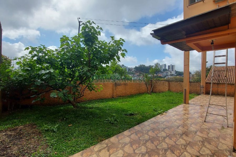 Casa com 219m², 6 dormitórios, 4 vagas, no bairro Panazzolo em Caxias do Sul para Comprar