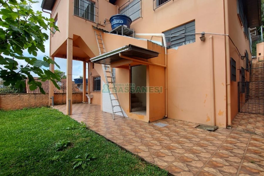 Casa com 219m², 6 dormitórios, 4 vagas, no bairro Panazzolo em Caxias do Sul para Comprar