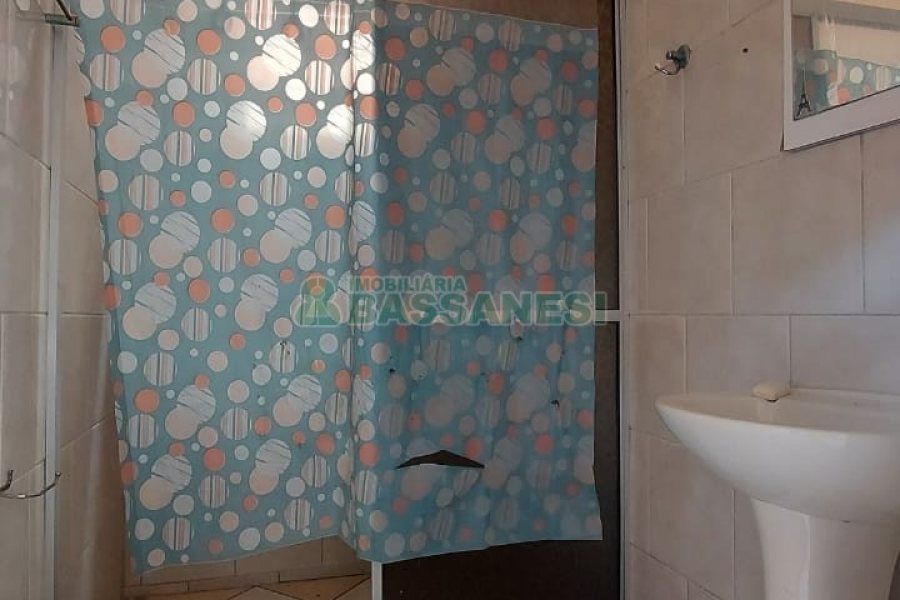 Casa com 219m², 6 dormitórios, 4 vagas, no bairro Panazzolo em Caxias do Sul para Comprar