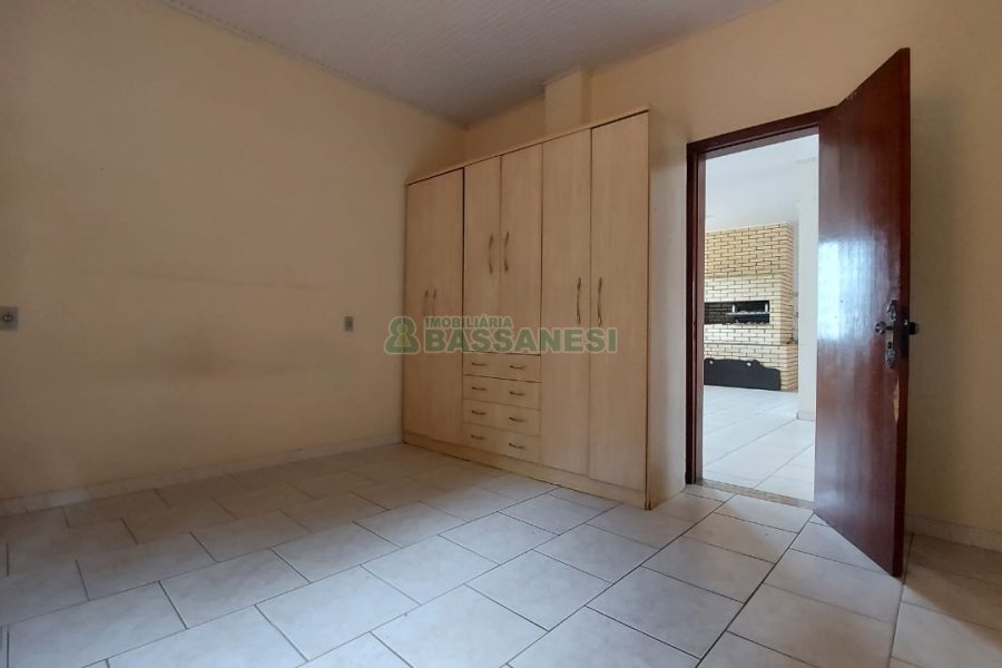 Casa com 219m², 6 dormitórios, 4 vagas, no bairro Panazzolo em Caxias do Sul para Comprar