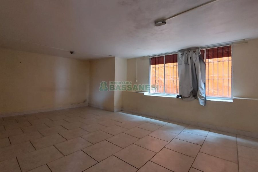 Casa com 219m², 6 dormitórios, 4 vagas, no bairro Panazzolo em Caxias do Sul para Comprar