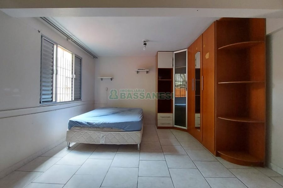 Casa com 219m², 6 dormitórios, 4 vagas, no bairro Panazzolo em Caxias do Sul para Comprar