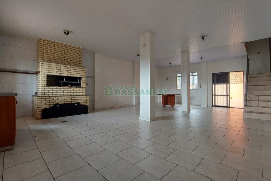 Casa com 219m², 6 dormitórios, 4 vagas, no bairro Panazzolo em Caxias do Sul para Comprar