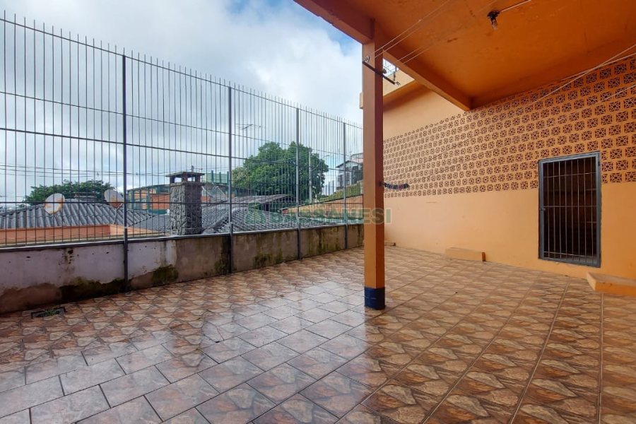Casa com 219m², 6 dormitórios, 4 vagas, no bairro Panazzolo em Caxias do Sul para Comprar