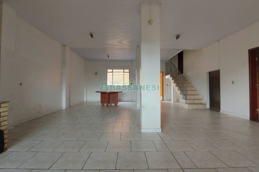 Casa com 219m², 6 dormitórios, 4 vagas, no bairro Panazzolo em Caxias do Sul para Comprar