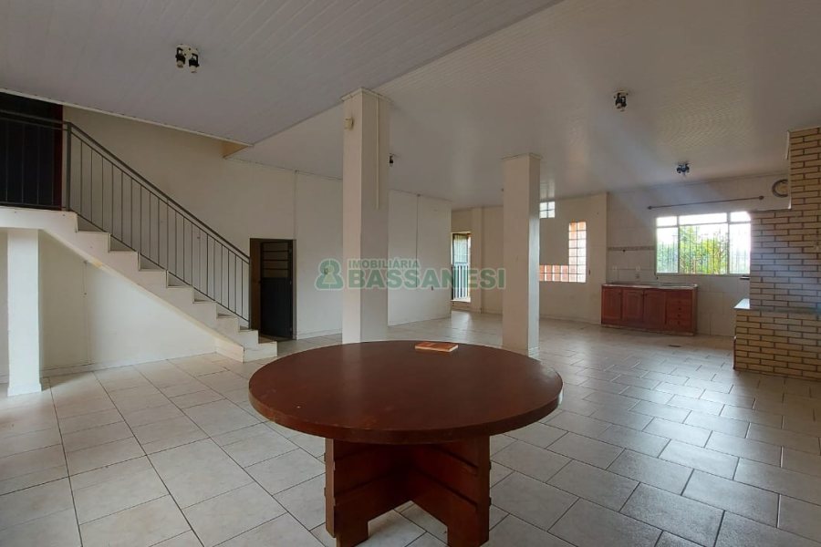 Casa com 219m², 6 dormitórios, 4 vagas, no bairro Panazzolo em Caxias do Sul para Comprar