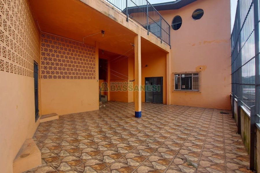 Casa com 219m², 6 dormitórios, 4 vagas, no bairro Panazzolo em Caxias do Sul para Comprar