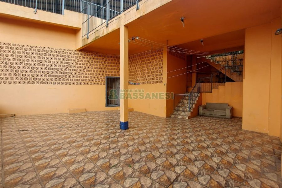 Casa com 219m², 6 dormitórios, 4 vagas, no bairro Panazzolo em Caxias do Sul para Comprar