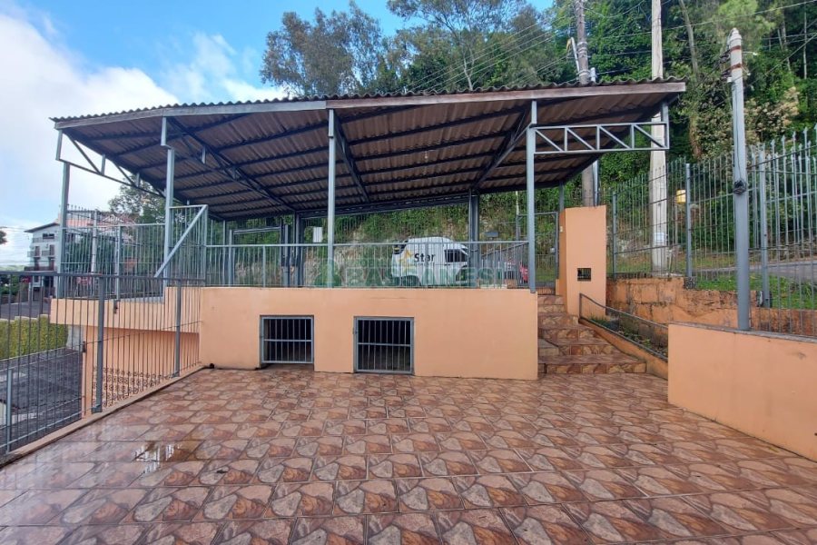 Casa com 219m², 6 dormitórios, 4 vagas, no bairro Panazzolo em Caxias do Sul para Comprar