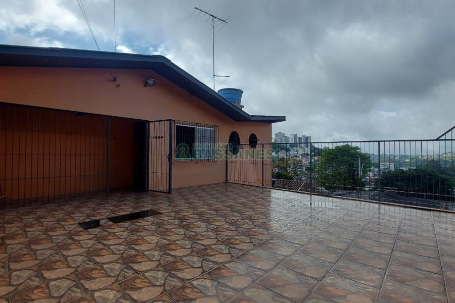 Casa com 219m², 6 dormitórios, 4 vagas, no bairro Panazzolo em Caxias do Sul para Comprar