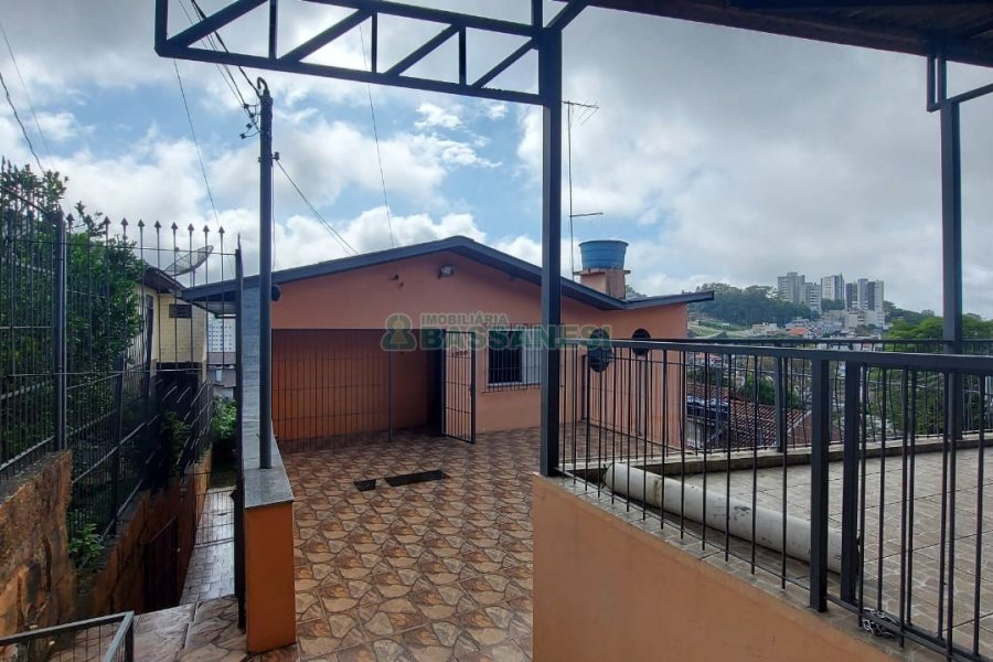 Casa com 219m², 6 dormitórios, 4 vagas, no bairro Panazzolo em Caxias do Sul para Comprar