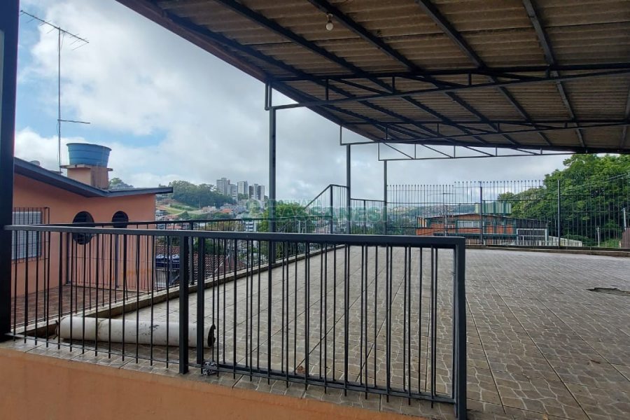 Casa com 219m², 6 dormitórios, 4 vagas, no bairro Panazzolo em Caxias do Sul para Comprar
