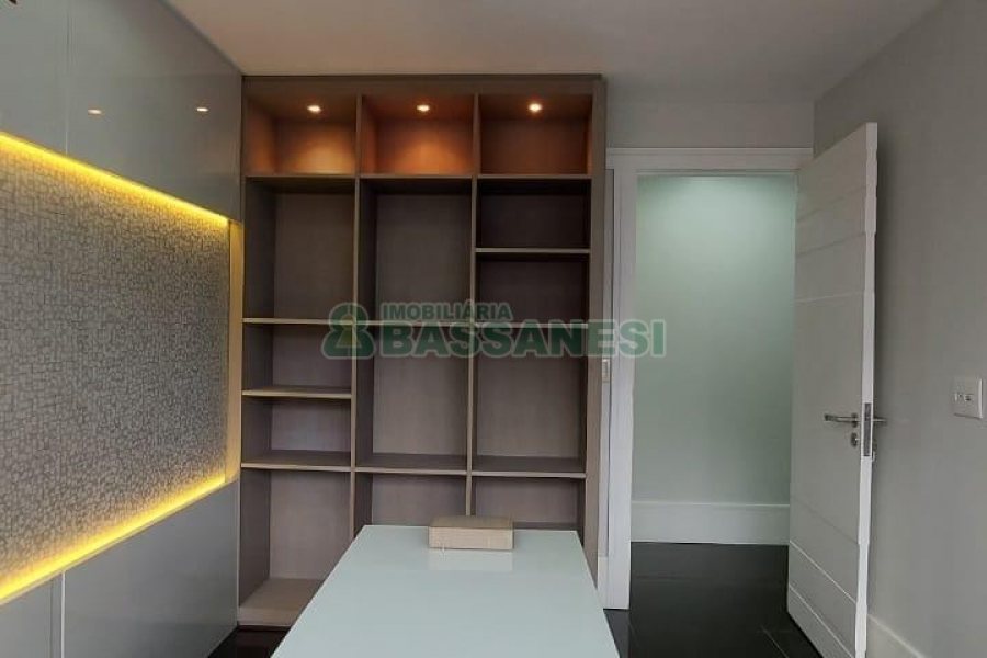 Sala Mobiliada com 97m², no bairro Panazzolo em Caxias do Sul para Comprar