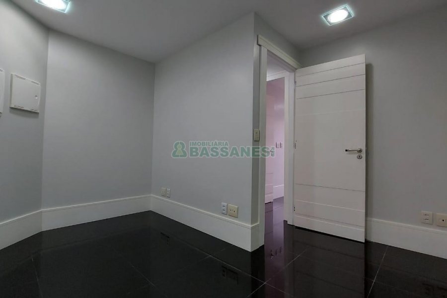 Sala Mobiliada com 97m², no bairro Panazzolo em Caxias do Sul para Comprar