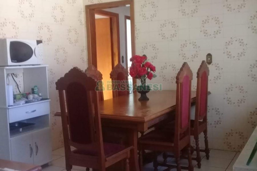 Casa com 156m², 3 dormitórios, 1 vaga, no bairro Panazzolo em Caxias do Sul para Comprar