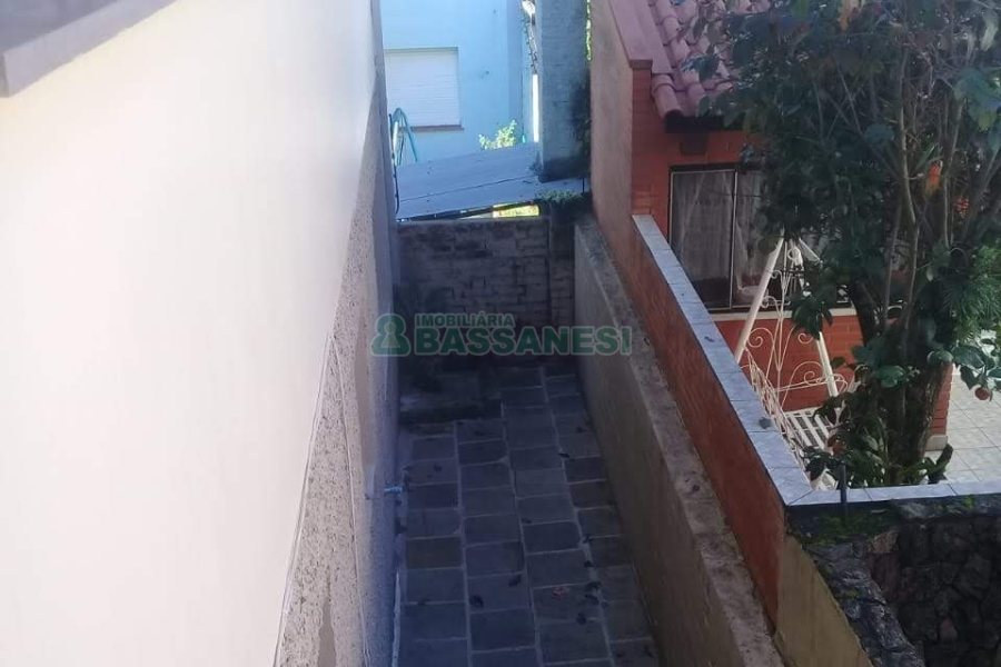 Casa com 156m², 3 dormitórios, 1 vaga, no bairro Panazzolo em Caxias do Sul para Comprar