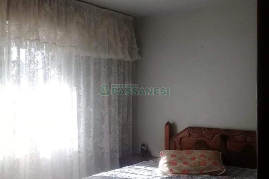 Casa com 156m², 3 dormitórios, 1 vaga, no bairro Panazzolo em Caxias do Sul para Comprar