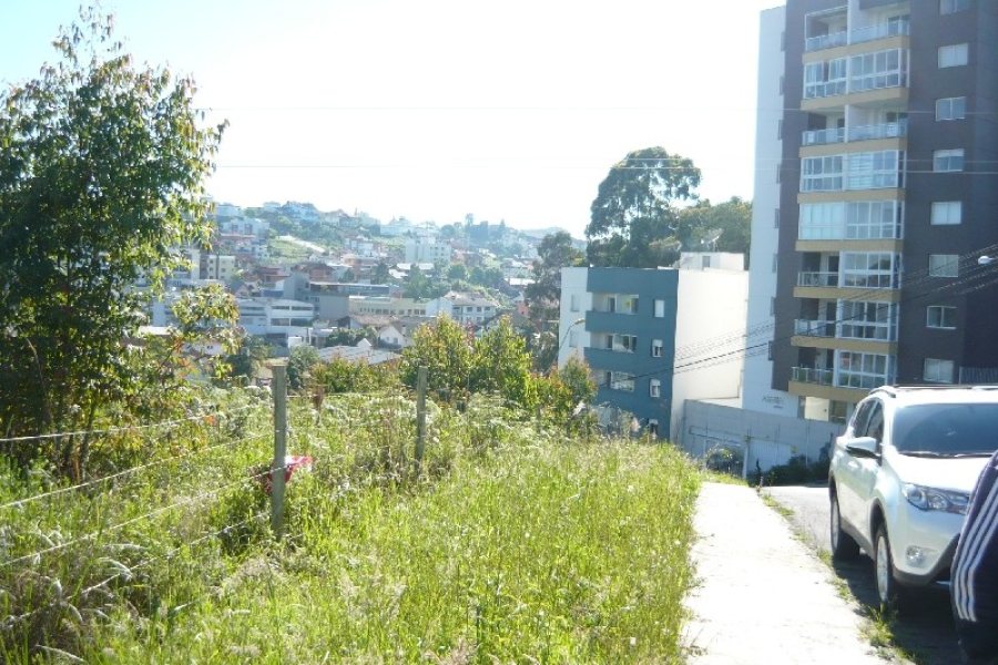 Terreno com 472m², no bairro Cinqüentenário em Caxias do Sul para Comprar