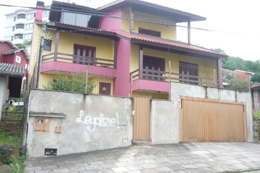 Casa com 330m², 3 dormitórios, 4 vagas, no bairro Colina Sorriso em Caxias do Sul para Comprar