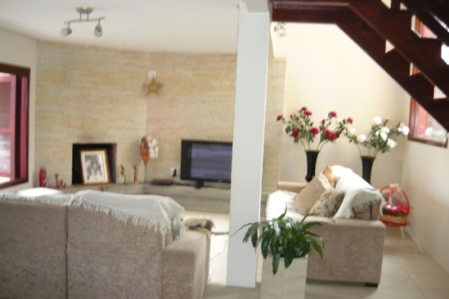 Casa com 330m², 3 dormitórios, 4 vagas, no bairro Colina Sorriso em Caxias do Sul para Comprar