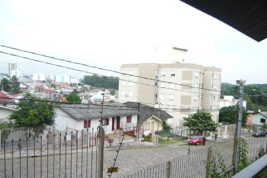 Casa com 330m², 3 dormitórios, 4 vagas, no bairro Colina Sorriso em Caxias do Sul para Comprar