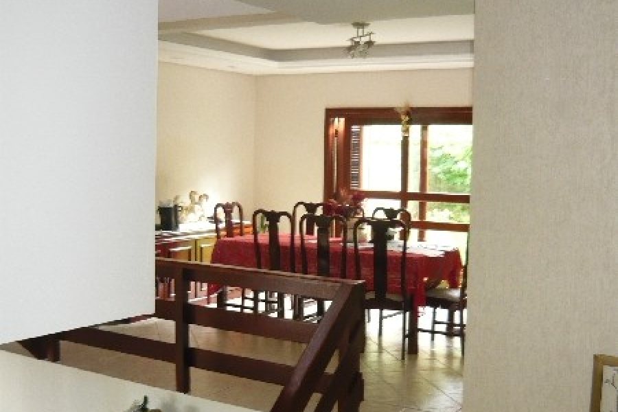 Casa com 330m², 3 dormitórios, 4 vagas, no bairro Colina Sorriso em Caxias do Sul para Comprar