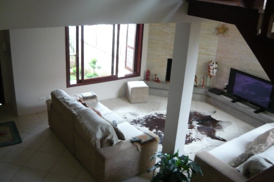 Casa com 330m², 3 dormitórios, 4 vagas, no bairro Colina Sorriso em Caxias do Sul para Comprar