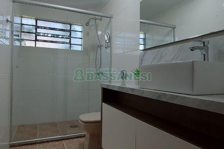 Casa Mobiliada com 260m², 3 dormitórios, 3 vagas, no bairro Universitário em Caxias do Sul para Comprar