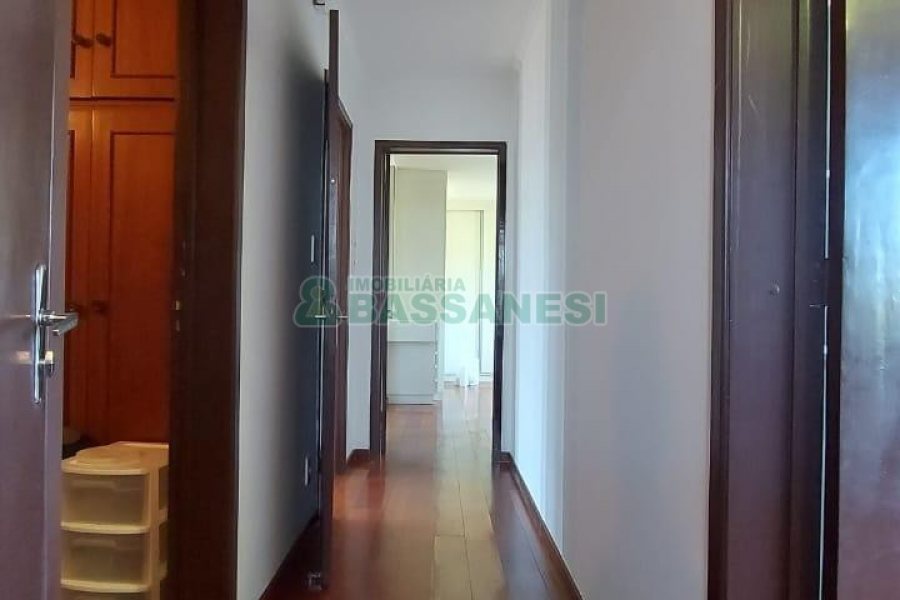 Casa Mobiliada com 260m², 3 dormitórios, 3 vagas, no bairro Universitário em Caxias do Sul para Comprar