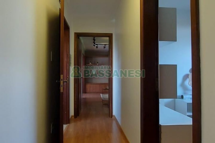 Casa Mobiliada com 260m², 3 dormitórios, 3 vagas, no bairro Universitário em Caxias do Sul para Comprar