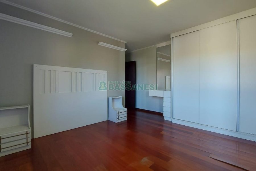 Casa Mobiliada com 260m², 3 dormitórios, 3 vagas, no bairro Universitário em Caxias do Sul para Comprar